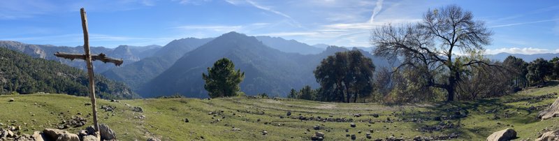 Kruis op de hoogvlakte, uitzicht over de Sierra de Cazorla