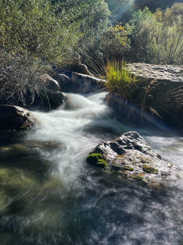 Stromend water tussen de rotsen