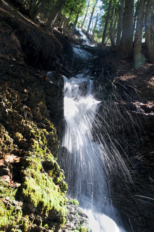 Watervalletje bij het pad