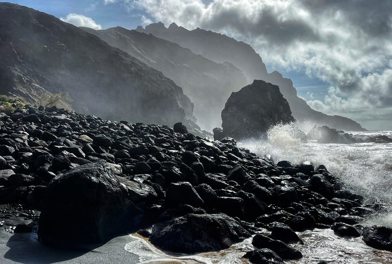 Golven slaan op de kust