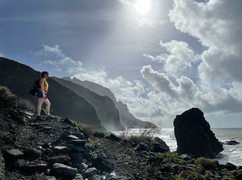 Langs de kust in tegenlicht