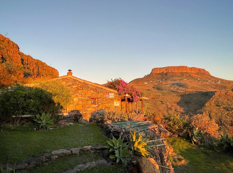 Avondzon op het stenen huis en de tafelberg