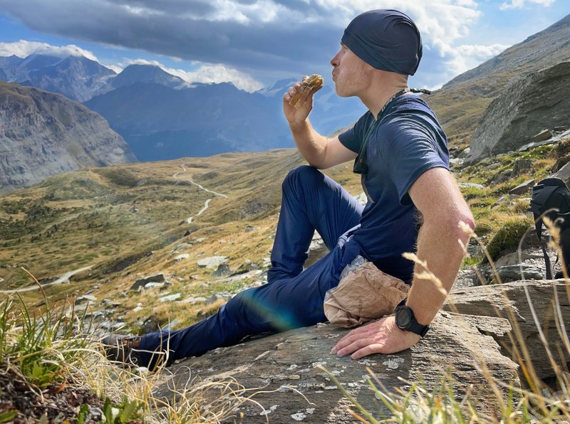 Een hap eten op de rots, de bergen in de rug