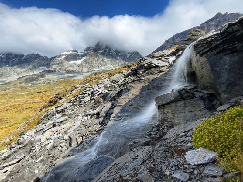 Waterval langs het pad