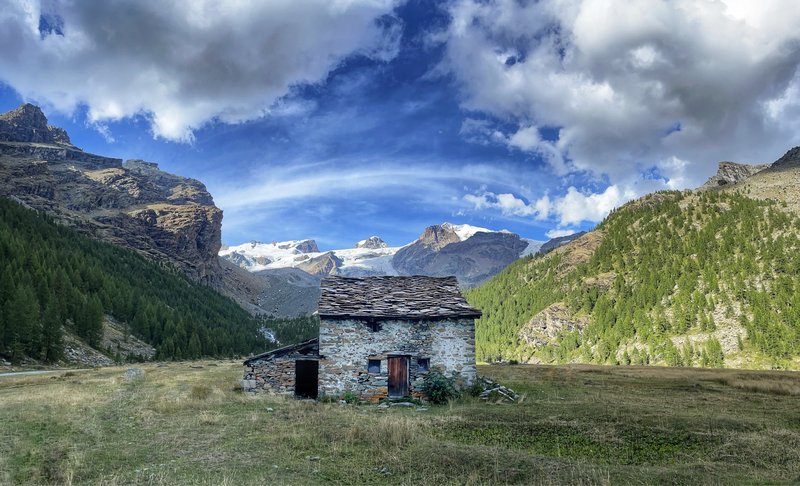 Stenen hut in het dal