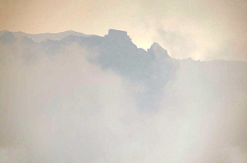 Bergkam in de mist