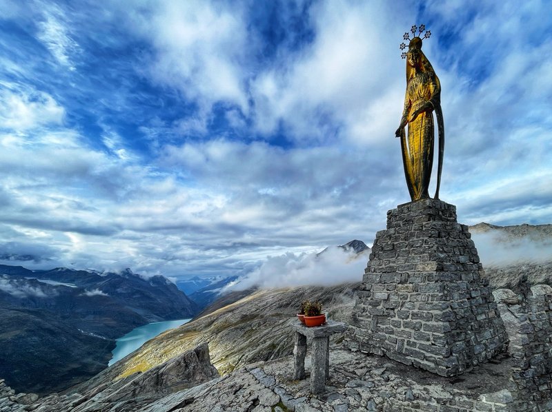 De gouden Madonna op de Monte Moro-pas