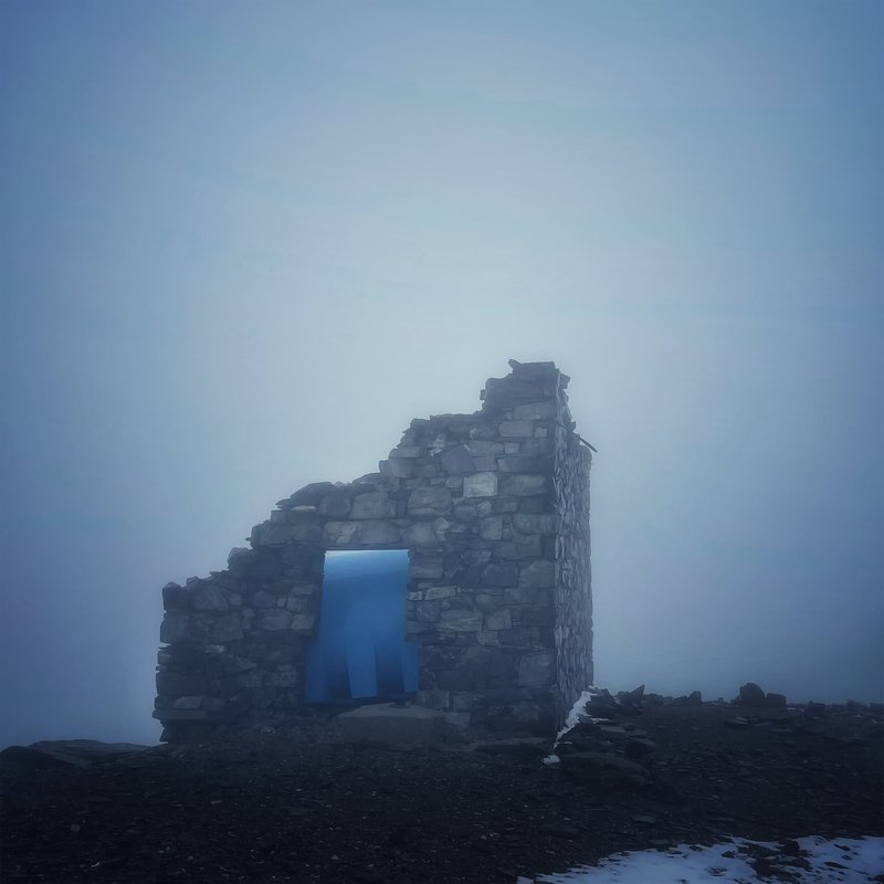 Een stenen gebouwtje in de mist