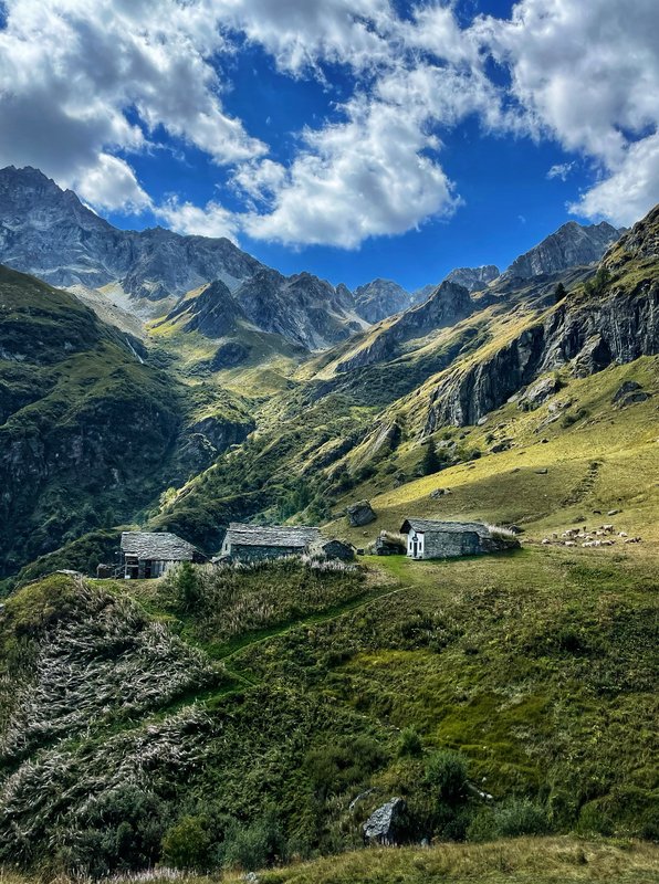 Hutten in het dal, de pas in zicht