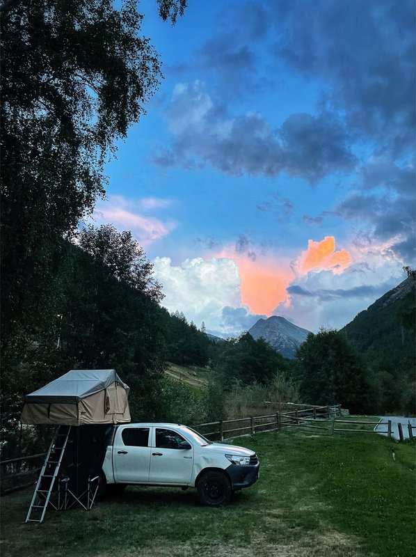 Daktent in het avondlicht