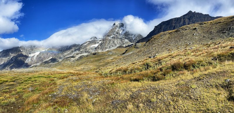 Over de hoogvlakte, de Matterhorn in de wolken
