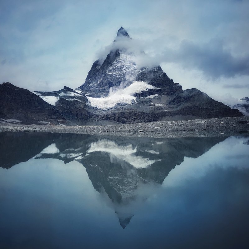 De Matterhorn gespiegeld in het bergmeer
