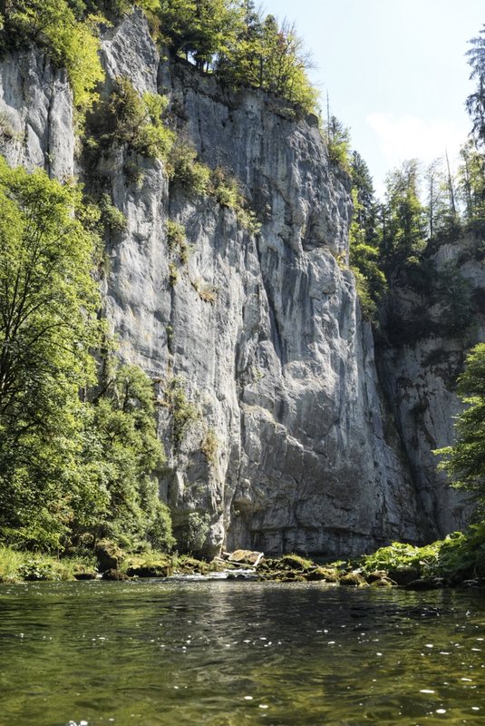 De Doubs onder de kalkwanden