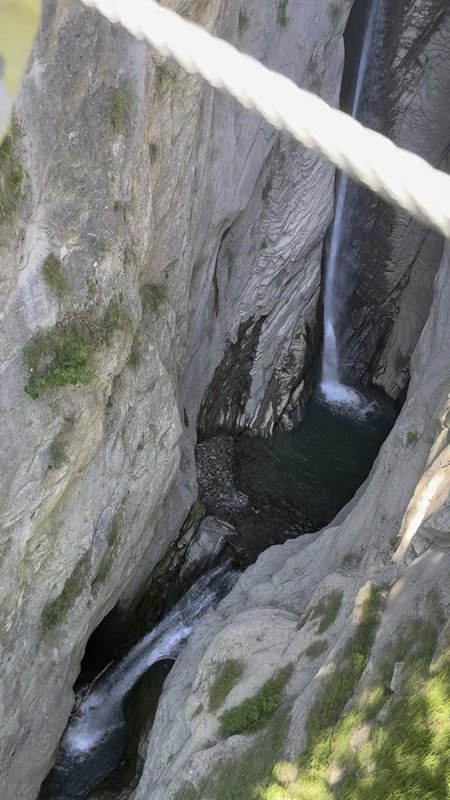 Over de kabelbrug boven de waterval