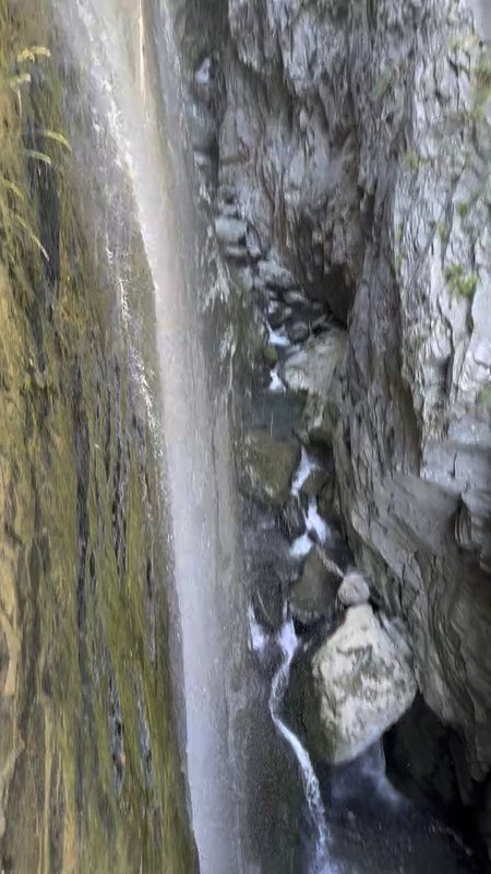 De waterval langs de route