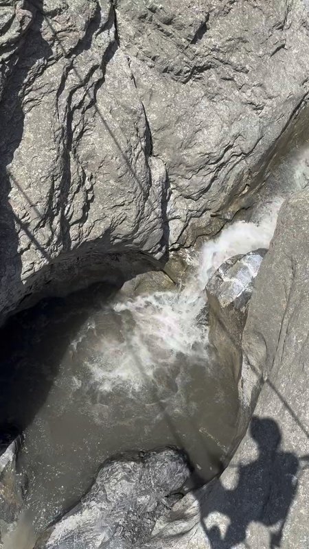 Water stroomt door de rotsspleet