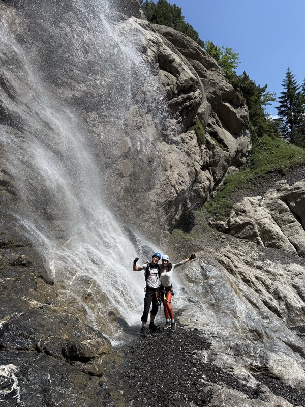 Juichend onder de waterval